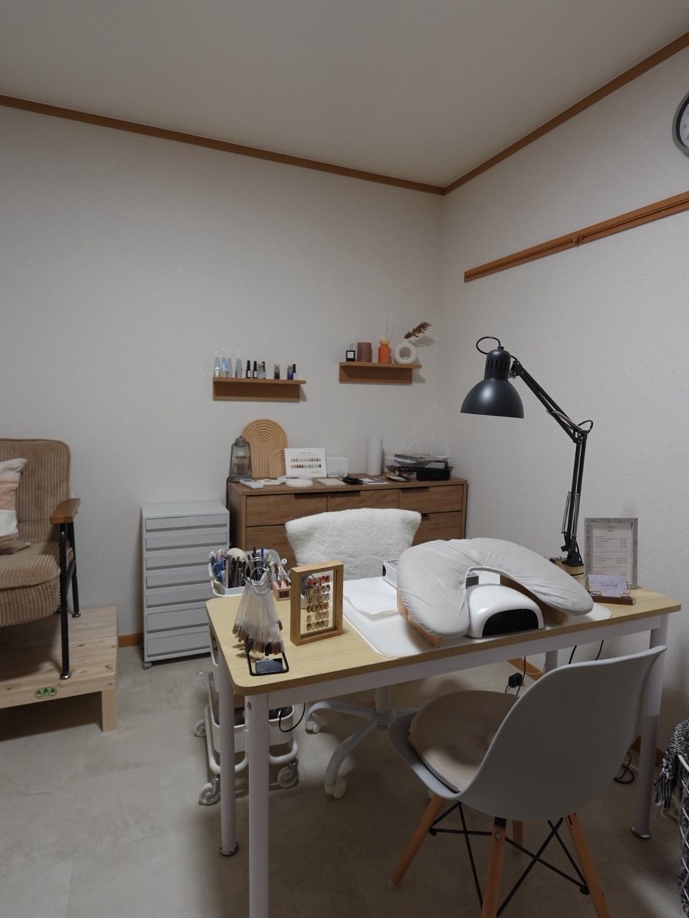 ゆめさんのサロン「Atùn nail」。施術デスクとアームライト、棚